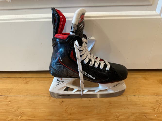 Black 2021 Bauer Vapor 3X Pro Hockey Skates Regular Width Size 2 (Used)