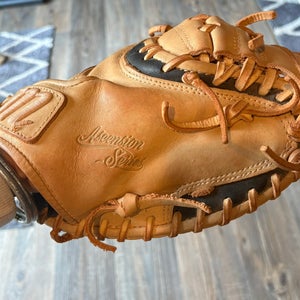Marucci RH Catcher's Glove 32.5" (Used)