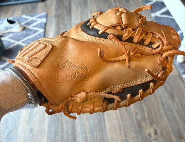 Marucci RH Catcher's Glove 32.5" (Used)
