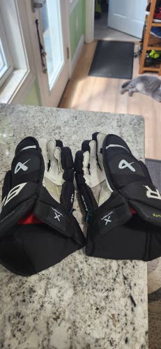 Bauer Vapor Hyperlite Gloves 14" (Used) good condition