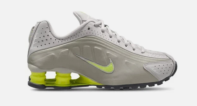 Size 5.5Y - Nike Shox R4 Black Volt (GS) cw2626-008