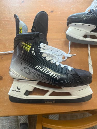 2023 Bauer Vapor Hyperlite 2 Hockey Skates Regular Width Pro Stock 9.5 (Used)