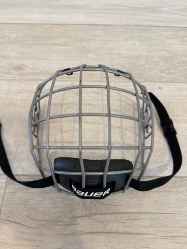 Hockey Player Cage: BAUER FM2100 (Medium)