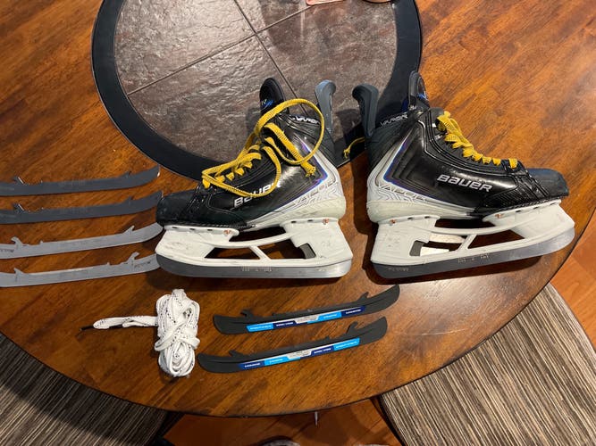 2025 Bauer Vapor Flylite Hockey Skates Wide Width 7 (Used)
