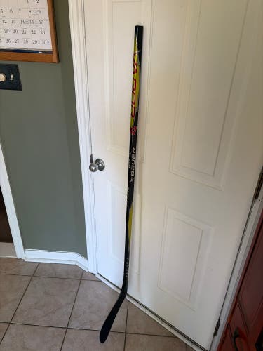 Junior Bauer Vapor Flypro Right Handed Hockey Stick P28 50 Flex (New)