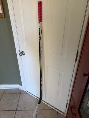 Intermediate Bauer Vapor Hyperlite 2 Right Handed Hockey Stick P92 55 Flex (Used)