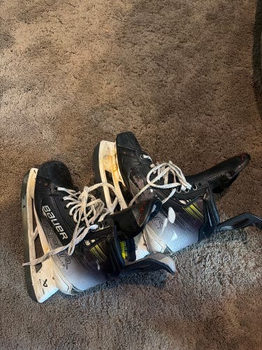 2023 Bauer Vapor Hyperlite 2 Hockey Skates Regular Width 7.5 (Used)