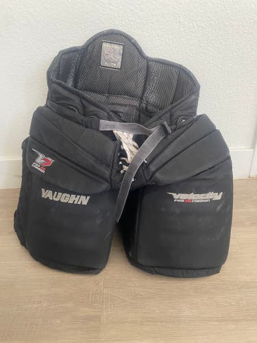 Intermediate Large 2016 Vaughn V7 Hockey Goalie Pants (Used)