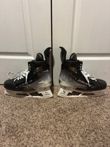 2023 Bauer Vapor Hyperlite 2 Hockey Skates 8 (Used)