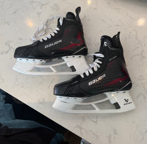 Black 2024 Bauer Supreme Shadow Hockey Skates Regular Width 8.5 (New)