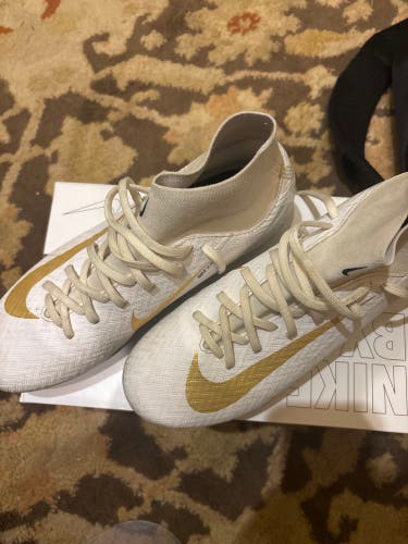 White Women's Size M 6.0 (W 7.0) Nike Mercurial Superfly Molded Cleats Cleats (New)