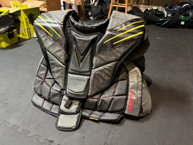 Large 2022 Bauer Hyperlite Goalie Chest Protector (Used)