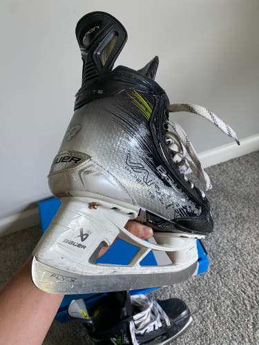 2023 Bauer Vapor Hyperlite 2 Hockey Skates Regular Width Size 5.5 (Used)