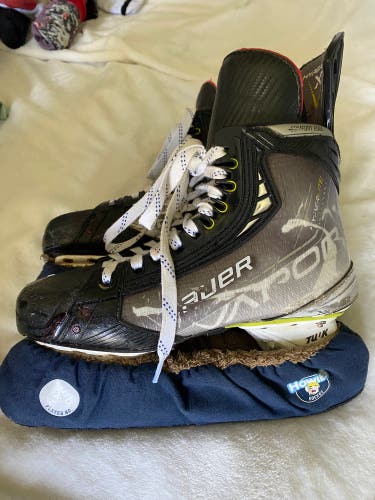 Bauer Vapor Hyperlite Hockey Skates Regular Width 6 (Used)