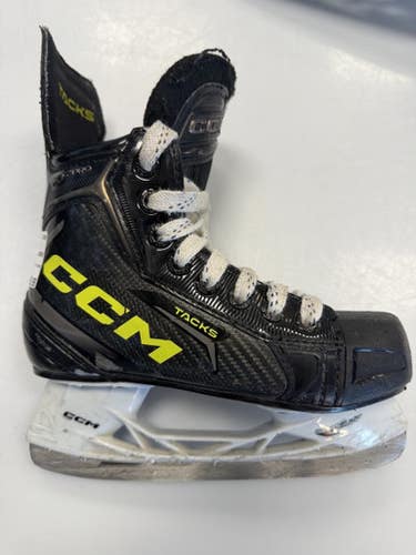 Used CCM XF PRO Youth Hockey Skate Youth 13.5 11860-S000309560