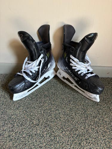 Black 2023 Bauer Vapor Hyperlite 2 Hockey Skates Extra Wide Width 9.5 (Used)