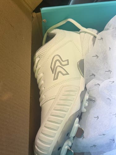 White Women's Size M 5.0 (W 6.0) Ringor Low Top Metal (New)