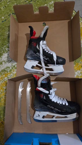 Black Bauer Vapor X5 Pro Hockey Skates Regular Width Size 3.5 (Used)