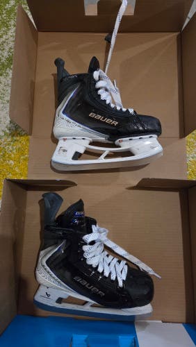 Black Bauer Vapor Flylite Hockey Skates Size 5 (Used)
