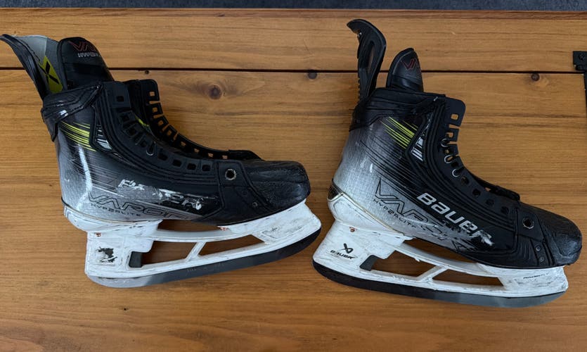 2023 Bauer Vapor Hyperlite 2 Hockey Skates Regular Width Size 5 (Used)