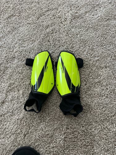 Unisex Junior Medium Nike Charge Shin Guards (Used)