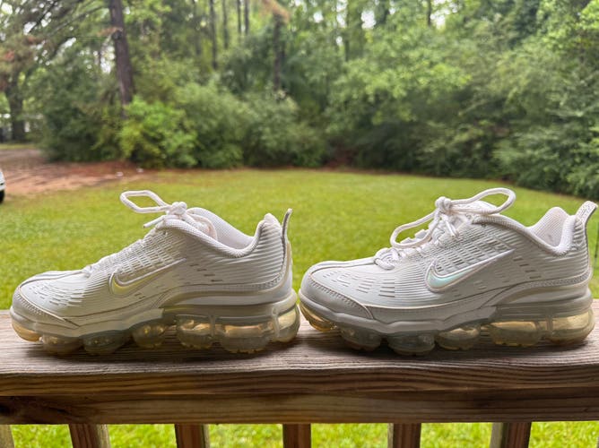 White Women's Size M 7.0 (W 8.0) Adult Nike Vapormax Shoes (Used)