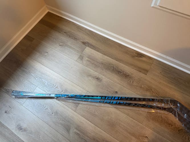 Senior Bauer Pulse Right Handed Hockey Stick P28 77 Flex Pro Stock (New)