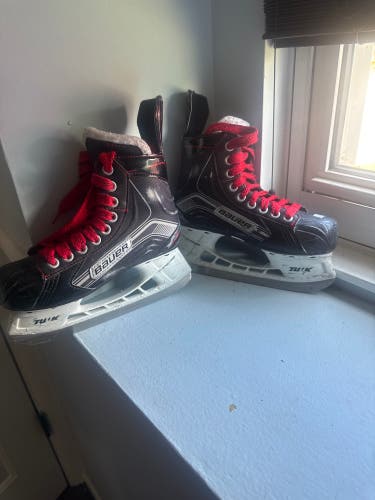 Black 2017 Bauer Vapor X300 Hockey Skates Size 2 (Used)