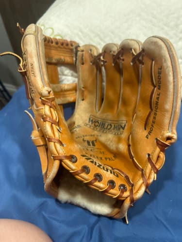 Mizuno World Win RH Infield Baseball Glove 11.5" (Used)