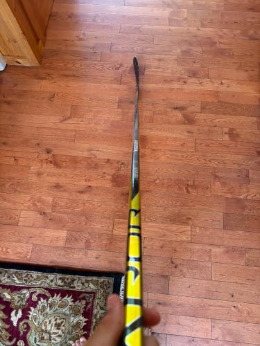 Senior Bauer Vapor Hyperlite 2 Right Handed Hockey Stick P92 77 Flex Pro Stock (Used)