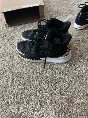 Men's Size M 7.5 (W 8.5) Nike Kyrie 7 ripple effect Shoes (Used)