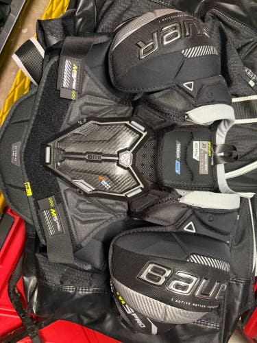 Men's Small Junior Bauer Supreme M5 Pro Shoulder Pads (Used)