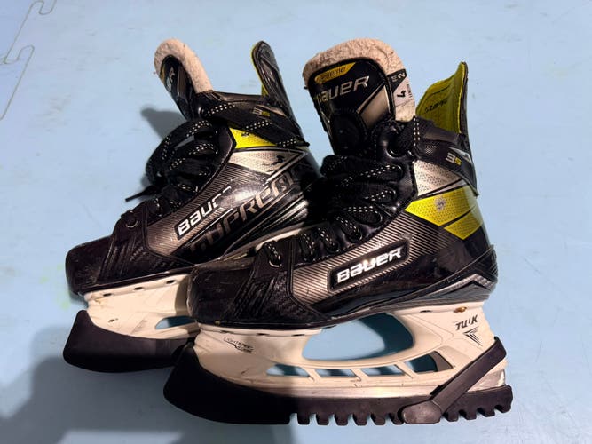 Black 2020 Bauer Supreme 3S Hockey Skates Extra Wide Width Size 4 (Used)
