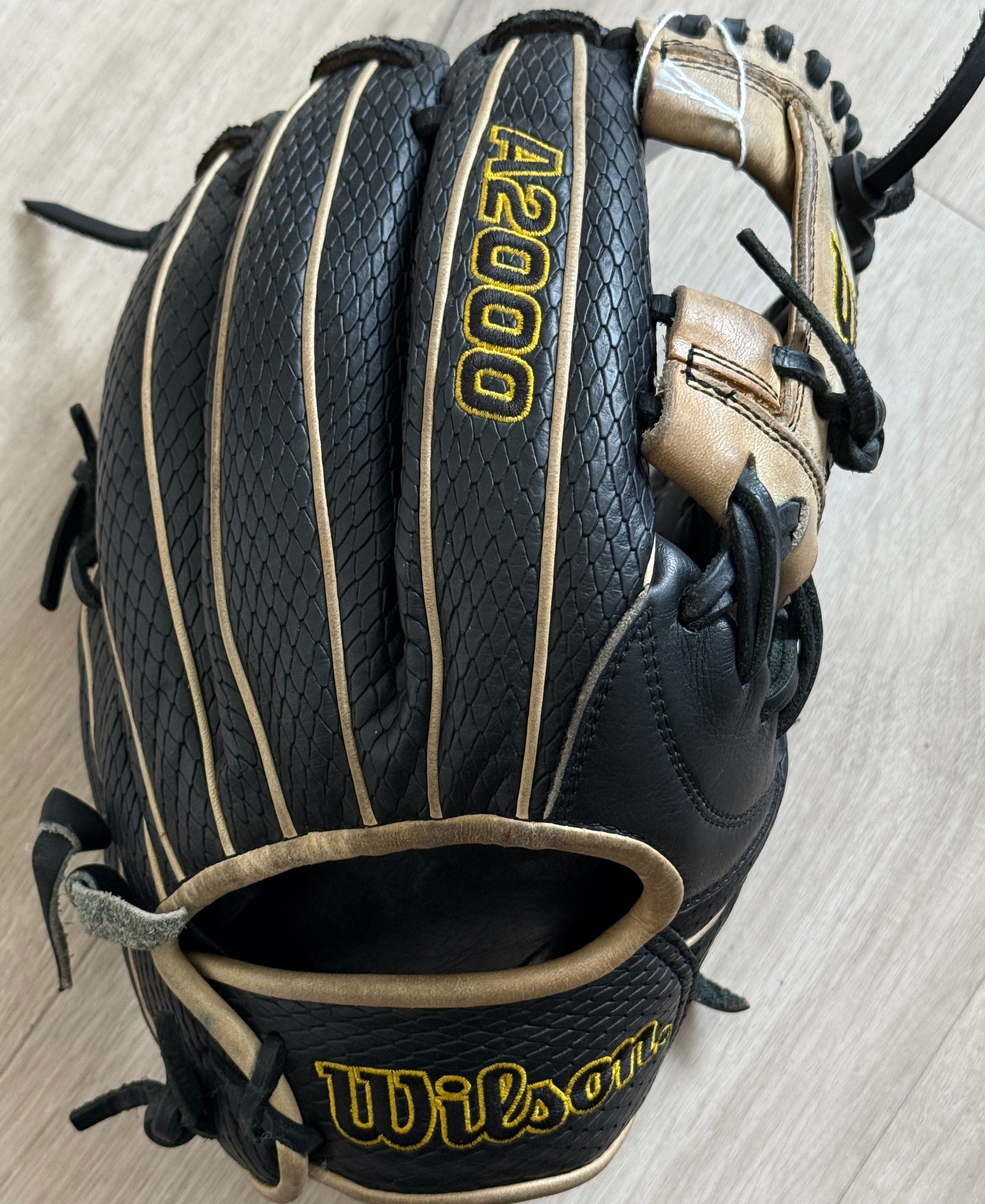 Wilson A2000 RH Infield Baseball Glove 11.75