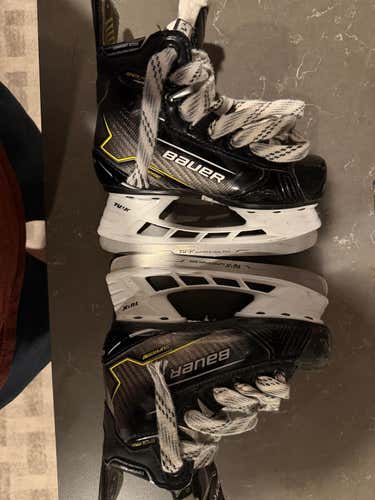 Bauer BTH20 Supreme Hockey Skates Y11.5 (Used)