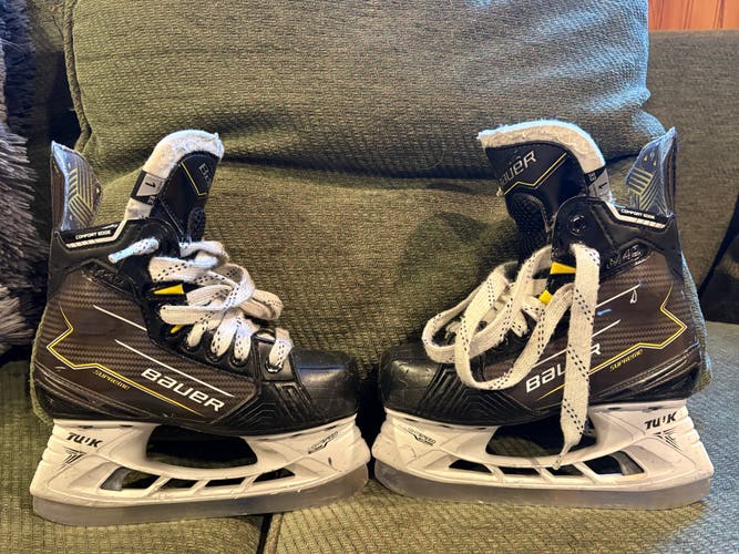 2024 Bauer Supreme M40 Hockey Skates Extra Wide Width Size 1 (Used)