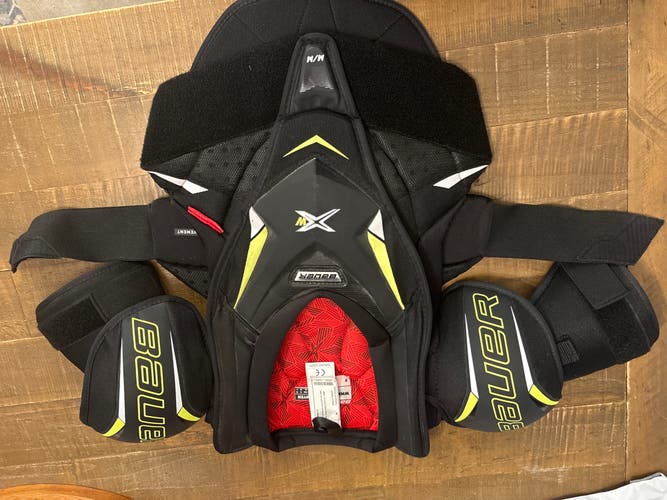 Women's Medium Senior Bauer Vapor X-W Shoulder Pads (Used)