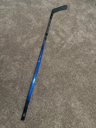 Senior Bauer Vapor Hyperlite 2 Right Handed Hockey Stick P28M 70 Flex Pro Stock (New)