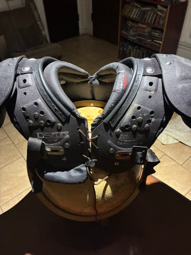 (Used) Schutt DS-FLEX Football Shoulder Pads