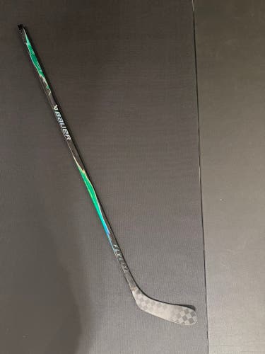 Senior Bauer Vapor Flylite Green Left Hand Hockey Stick P28 65 Flex Pro Stock (New)