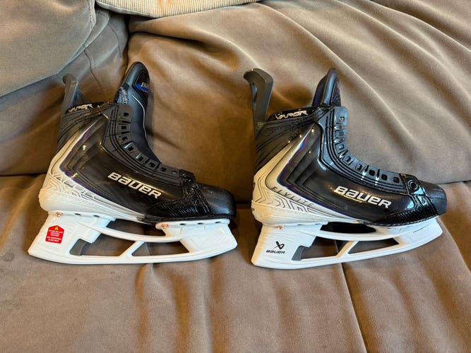 Black/White/blue 2025 Bauer Vapor Flylite Hockey Skates Narrow Width Pro Stock Size 5 (New).