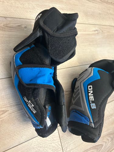 Senior Medium Bauer Supreme One.8 Elbow Pads (Used)