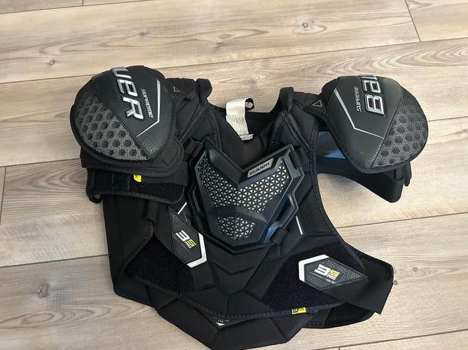 Men's Medium Senior Bauer Supreme 3S Pro Shoulder Pads (Used)