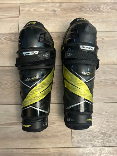 Intermediate Bauer Supreme Mach 14" Shin Pads (Used)
