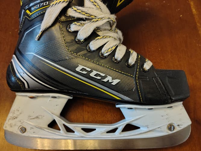CCM Tacks 9070 Hockey Skates Regular Width Size 4 (Used)