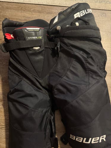 Intermediate Large Bauer Vapor Hyperlite Hockey Pants (slightly used)