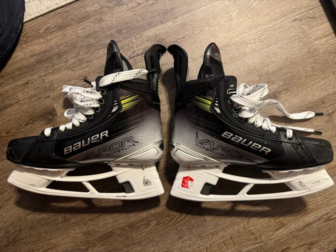 Bauer Vapor Hyperlite 2 Hockey Skates size 7 fit 3 willing to negotiate price (slightly used)