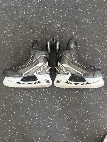 Black/White 2022 CCM AS-V Pro Hockey Skates Regular Width Size 5 (Used)
