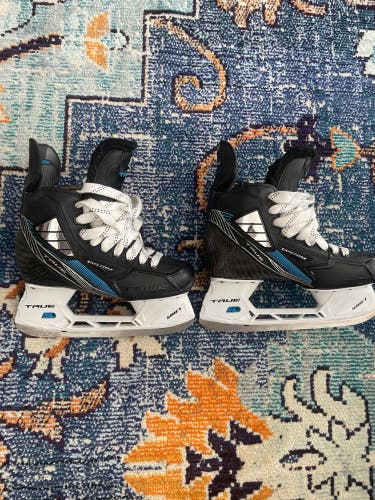 True Pro Custom Hockey Skates Regular Width Pro Stock Size 6.5 (New)