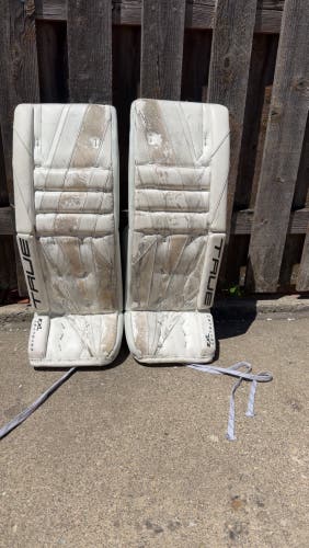 32" True Catalyst 7X3 Goalie Leg Pads (Used)